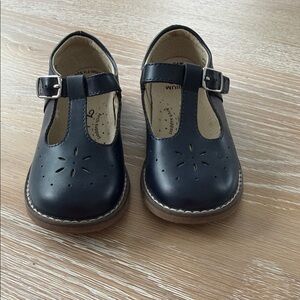 Footmates Sherry size 8 smoke free blue in color